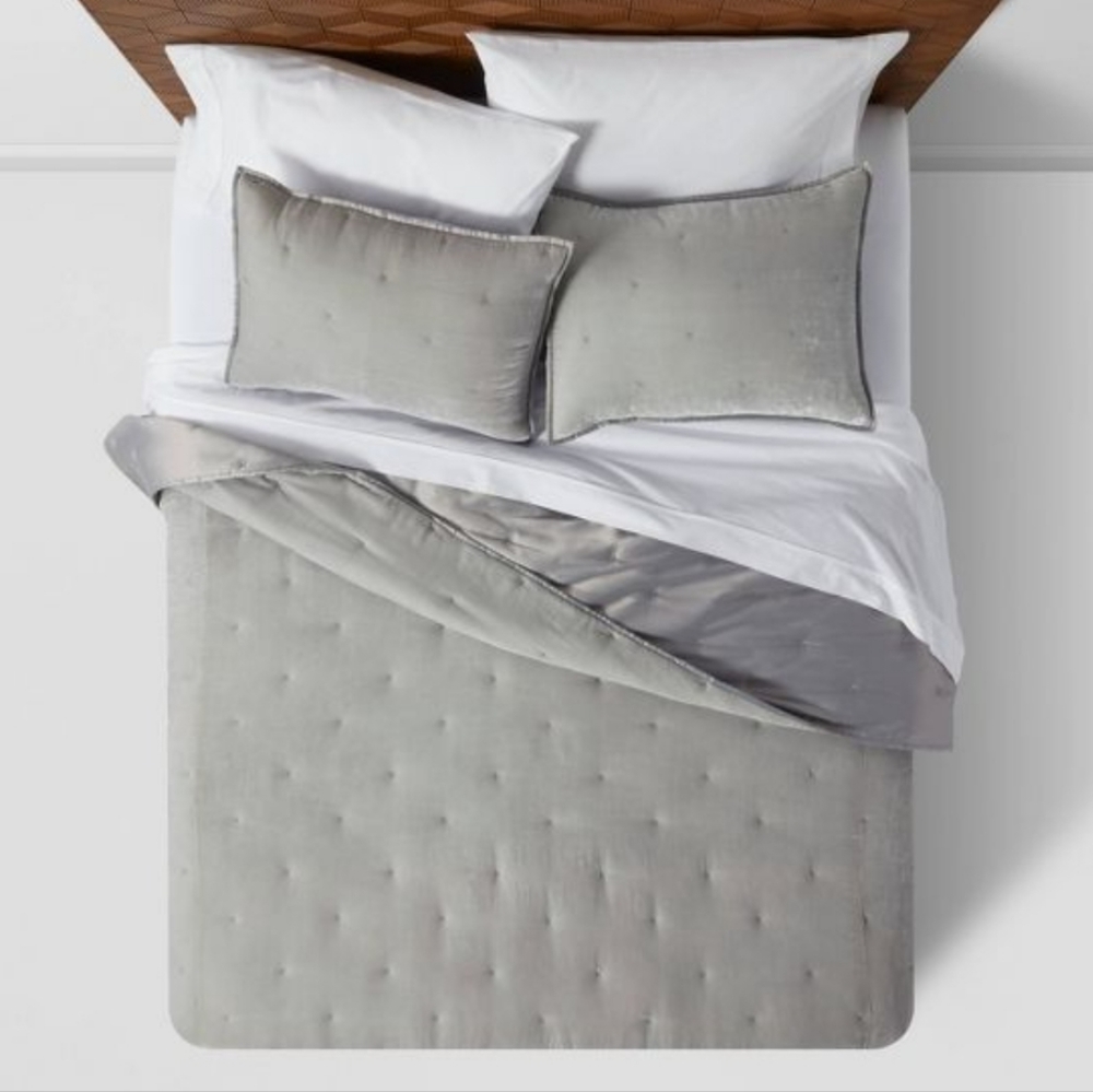 NWOT Velvet Tufted Silver Gray Target Opalhouse Comforter Quilt Set